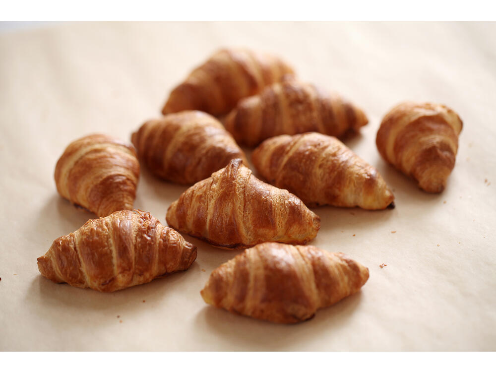 fresh-french-croissants-on-tablecloth